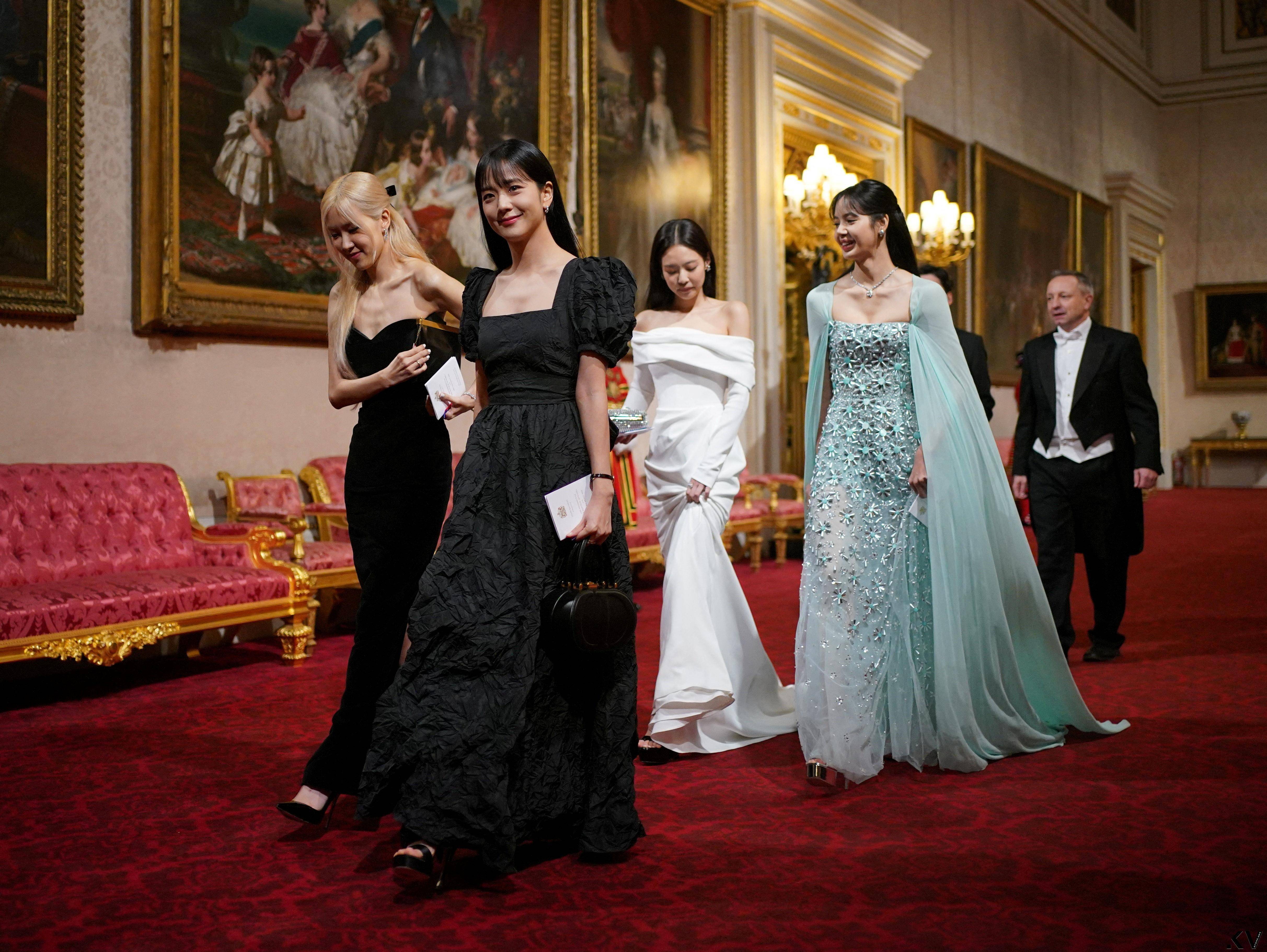 BLACKPINK合约未定惊喜合体英国国宴　Lisa透纱装变身艾莎公主 时尚穿搭 图2张